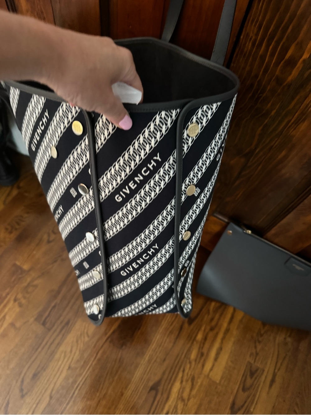 Givenchy xl signature tote bag. - Picture 7 of 7